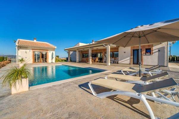 Entspannter Poolbereich