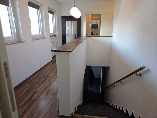 Flur und Treppe zum 1. Stock.jpg