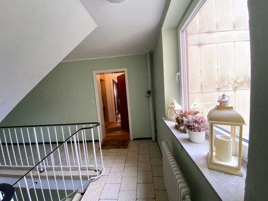 14) Wohnungseingang, Treppenhaus