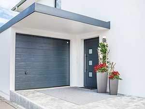 Garage und Hauseingang