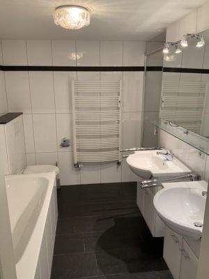 Bad mit Wanne und Dusche