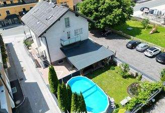 Außenansicht mit Garten + Pool