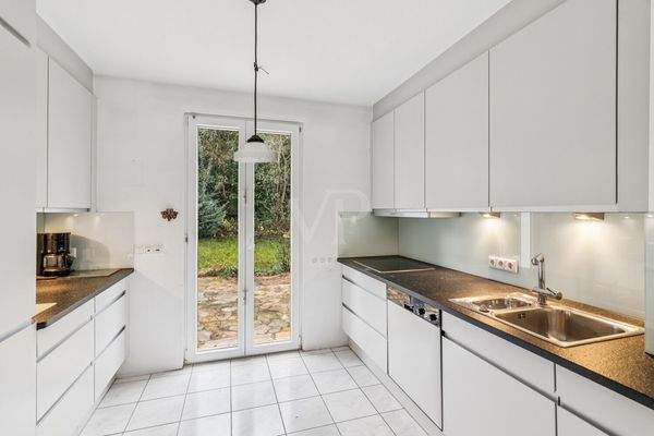 Küche mit Zugang zur Terrasse