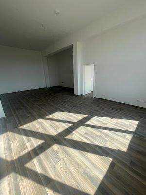 Wohnbereich mit Blick zur Küche und Zimmer 1