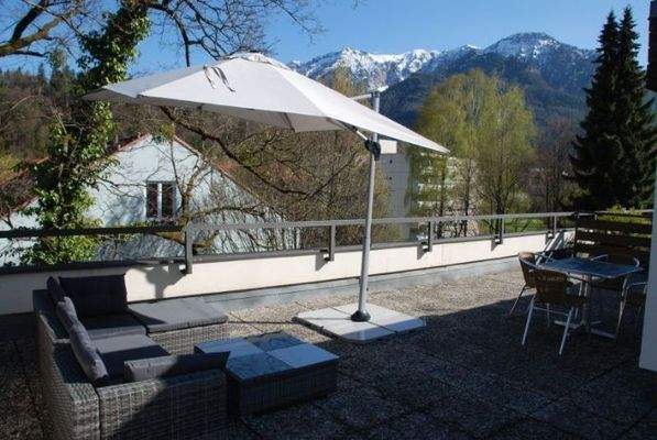 Dachterrasse mit 2 Sitzgruppen und Sonnenschirm