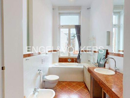 Zweites Badezimmer mit Badewanne