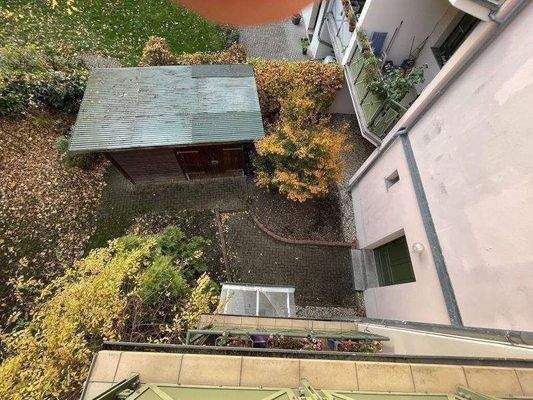 Blick vom Balkon auf den Hofbereich