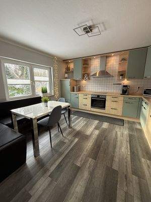 Einbauküche mit Essbereich