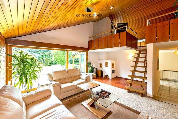 Wohnzimmer mit Zugang Terrasse und großem Garten