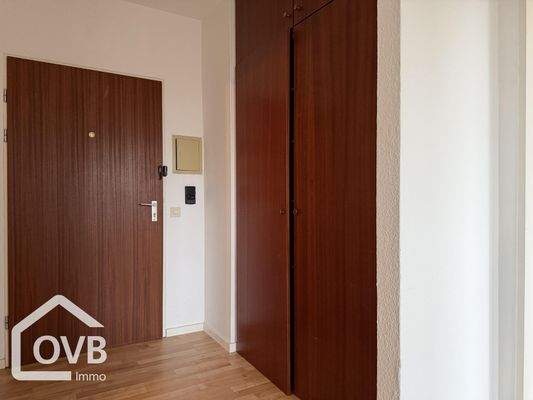 Flur / Eingangsbereich mit Wandschrank (aktueller Zustand)