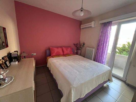 Kreta, Heraklion: Teilrenovierte Wohnung im Stadtteil Mastampas zu verkaufen