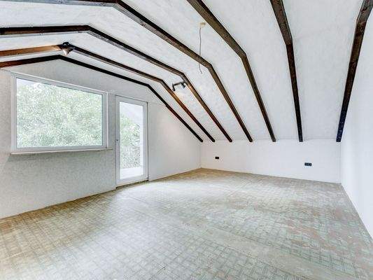 Ausgebautes Dachstudio mit Zugang zum Balkon