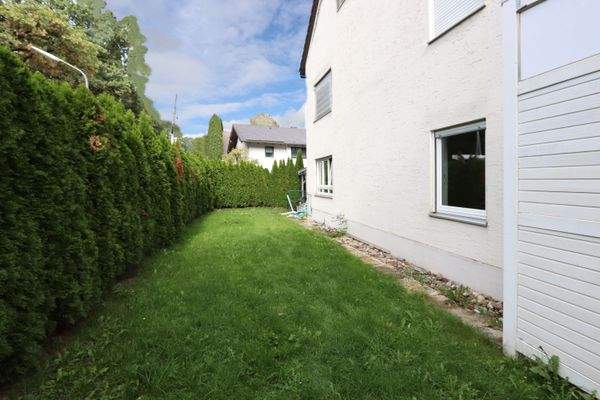 ..zur seitlichen Gartenansicht