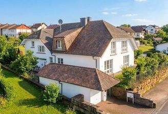 Wohnhaus mit XXL-Garage + Wallbox