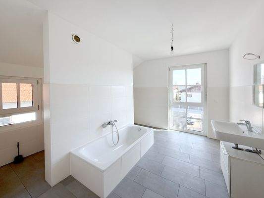 großes Badezimmer mit Dusche