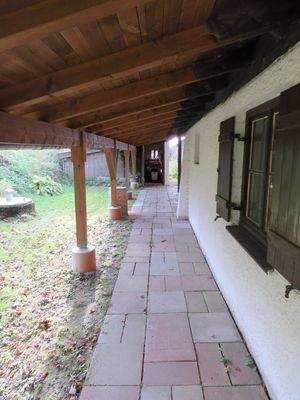 gepflasterter, überdachter Hauszugang 