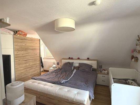 1 von 3 Schlafzimmern - mit Balkon im DG