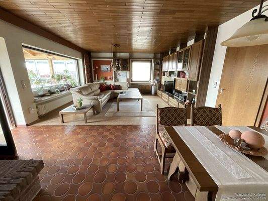 geräumiges Wohnzimmer