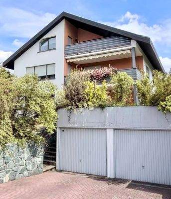 Gartenseite mit Doppelgarage