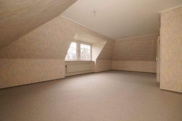 Großes Zimmer im Dachgeschoss