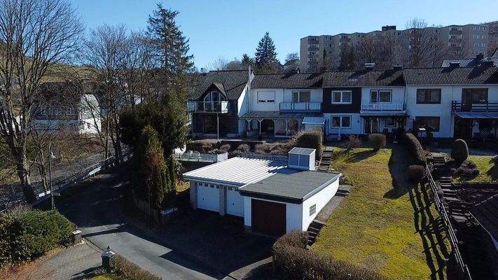 Ansicht Rückseite mit Garagen