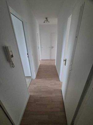 Heller Flur mit Türen