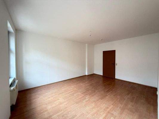 Leerer Wohnraum mit Holzboden