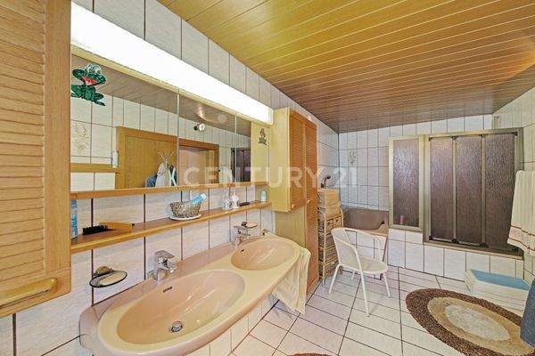 Tageslichtbad mit Wanne und Dusche (1. OG rechts)