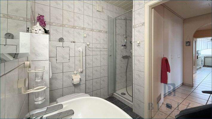 Badezimmer mit Dusche