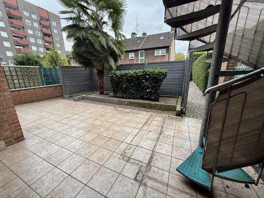 Große Terrasse und Treppe zum Obergeschoss