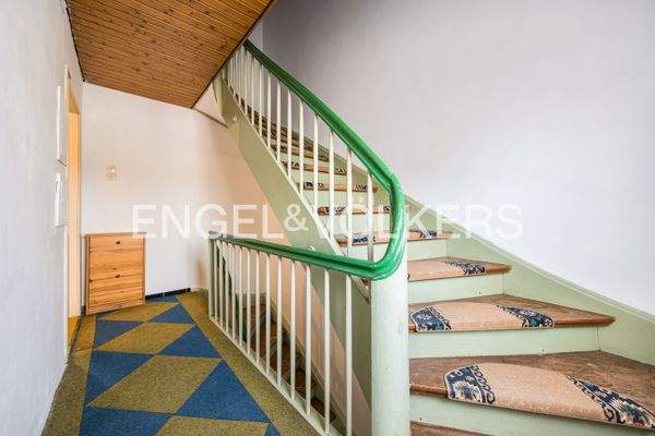 Die schöne Vollholztreppe bis in das Dachgeschoss hoch darf nach Ihren Vorstellungen neu gestrichen werden.
