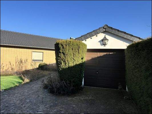 Die Garage mit Zufahrt befindet sich direkt am Haus