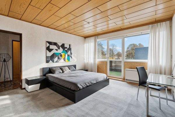 Schlafzimmer mit Balkon 1. Obergeschoss - (KI generiert)