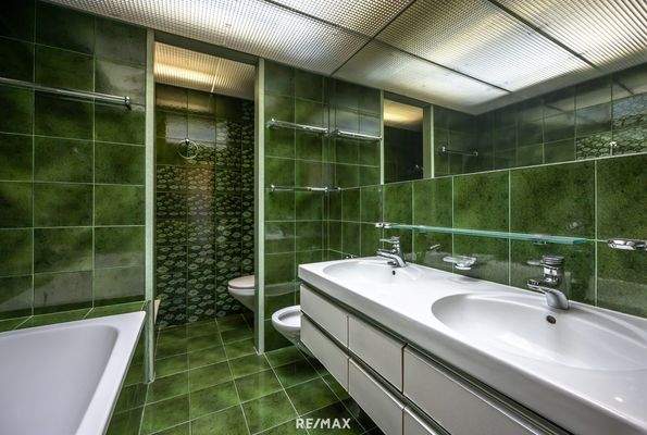 Bad mit Wanne und Doppelwaschbecken