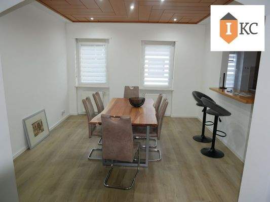 Esszimmer mit Durchreiche zur Küche