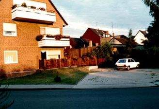 Außenansicht mit Stellplätzen (alte Fotoaufnahme)