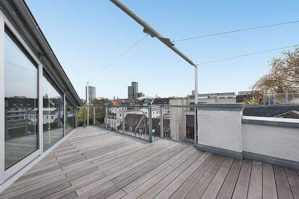 Die rückseitige Dachterrasse