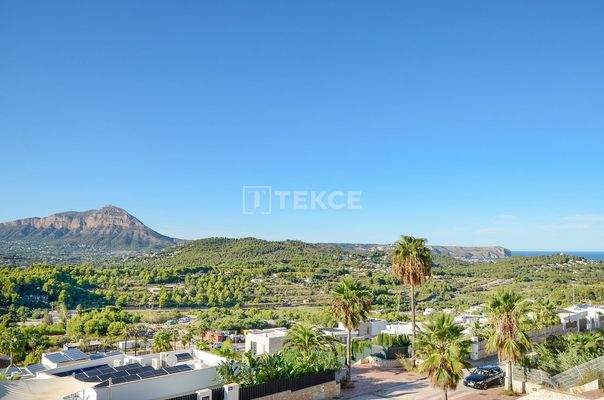 Detached Villa with Montgó and Sea Views Near Amenities in Jávea