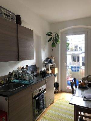 Küche mit Zugang zum Balkon