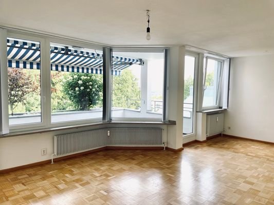 Wohnzimmer mit Ausblick und Balkon