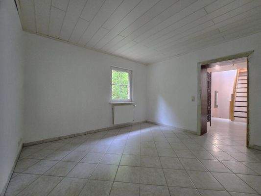 Zimmer OG mit Blick zur Treppe