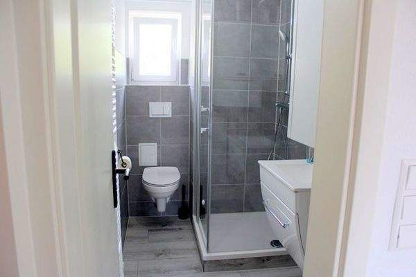 Bad mit Dusche und Tageslicht