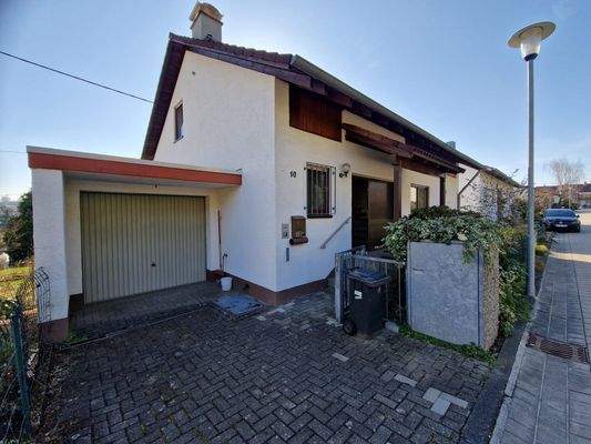 Giebelseite N/O - Garage+Stellplatz