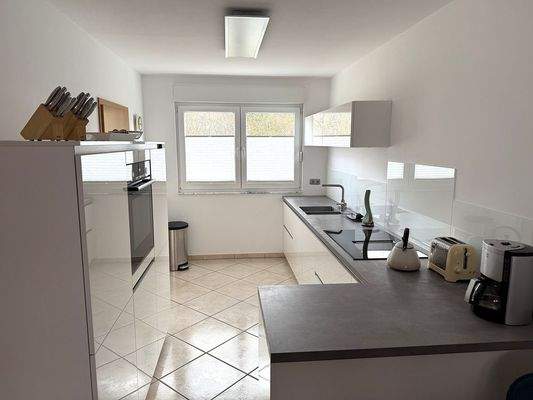 Offene Küche mit Einbauten