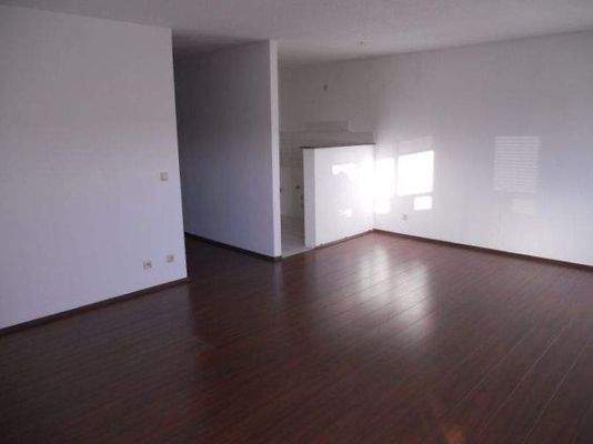 Wohn-/Schlafbereich mit Blick zur offenen Küche