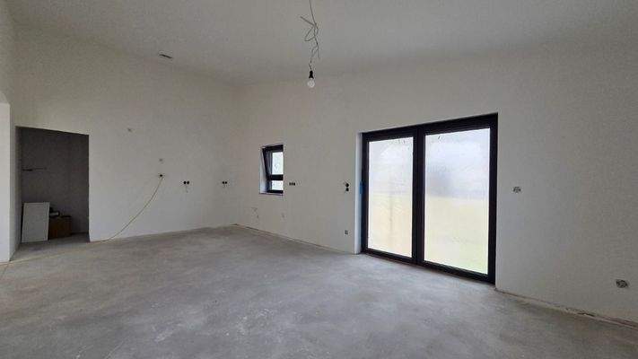 Essbereich mit Küche und Zugang Abstellraum - aktuelle Baustand