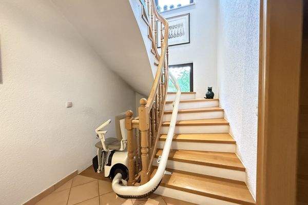 Treppenaufgang mit Lift