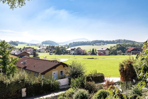 Blick vom Garten in die Salzburger Bergwelt