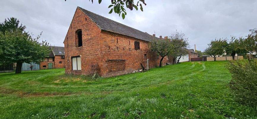 Blick auf die Scheune und auf die rückseitige Einfahrt