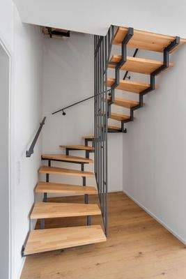 Moderne Holztreppe innen